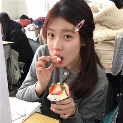 三个摩登女性